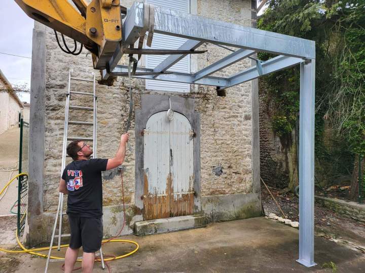 Création marquise métallique pour porte d'entrée Rouillac