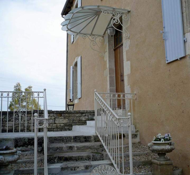 Une touche de charme et de protection pour votre entrée